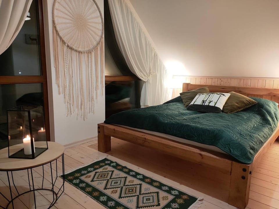Bed, Photo of the whole room, Seating area, Bedroom