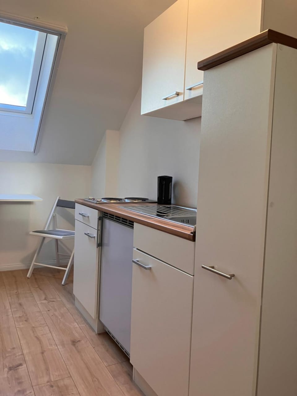 Kitchen or kitchenette, minibar, stove