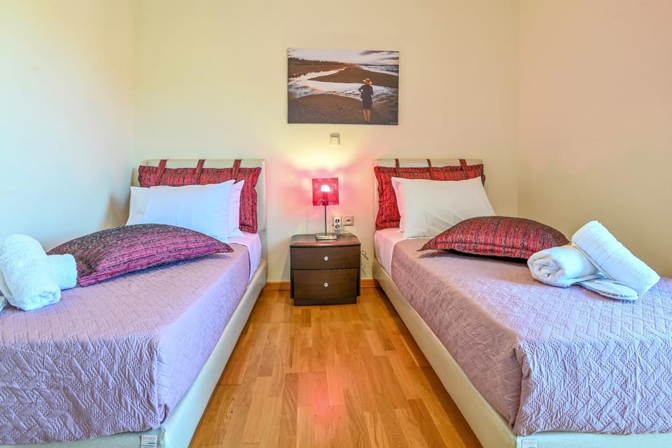 Bed, Photo of the whole room, towels