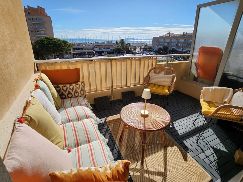 View (from property/room), Balcony/Terrace, Seating area, Landmark view, Sea view