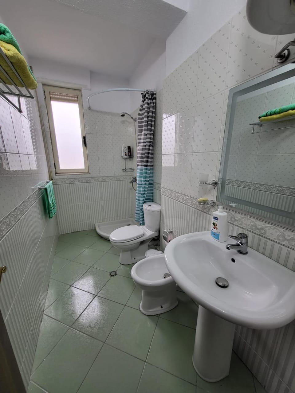 Shower, Toilet, Bathroom, bidet, towels