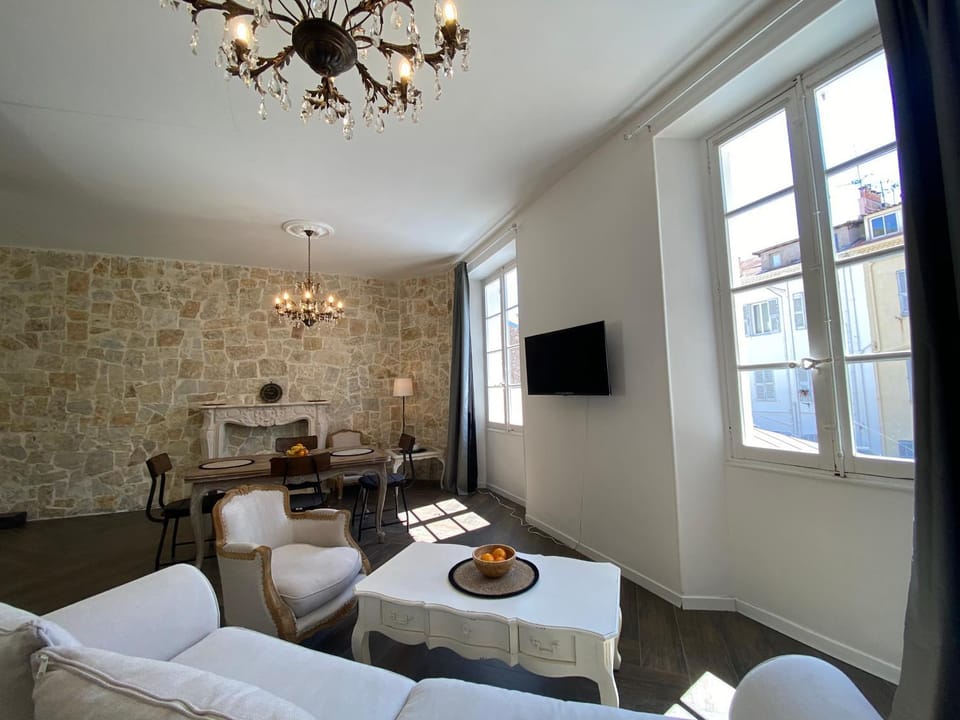 TV and multimedia, Living room, Seating area, Dining area