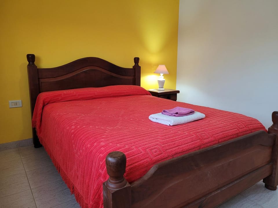Bed, towels