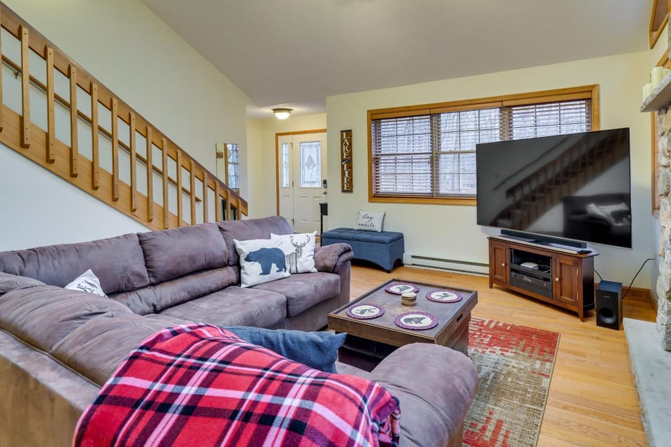 Hot Tub, Game Room! Poconos Home 22 Mi to Slopes House in Pocono Mountains