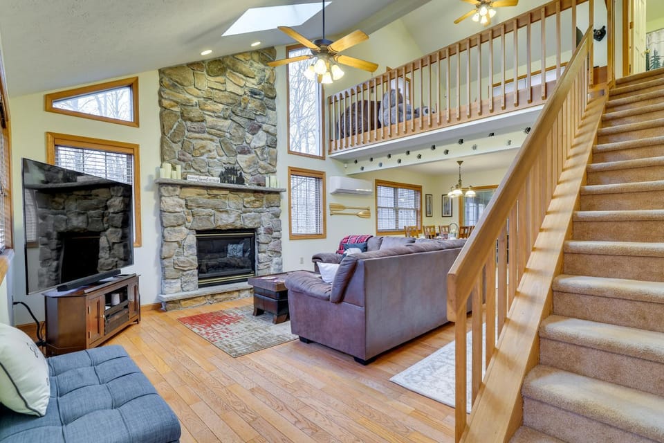 Hot Tub, Game Room! Poconos Home 22 Mi to Slopes House in Pocono Mountains