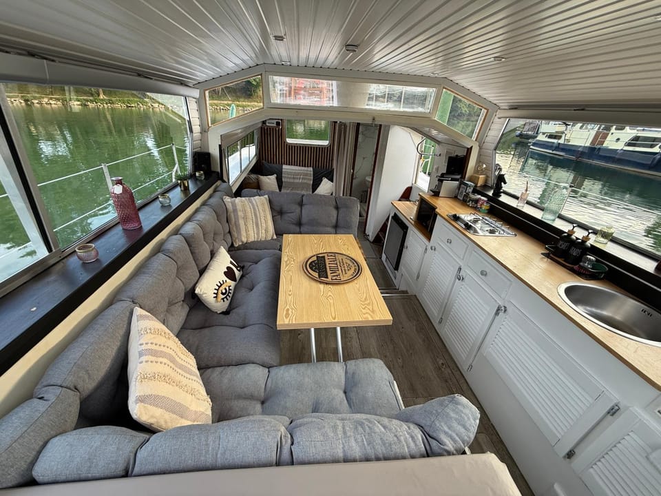 Living room, Seating area