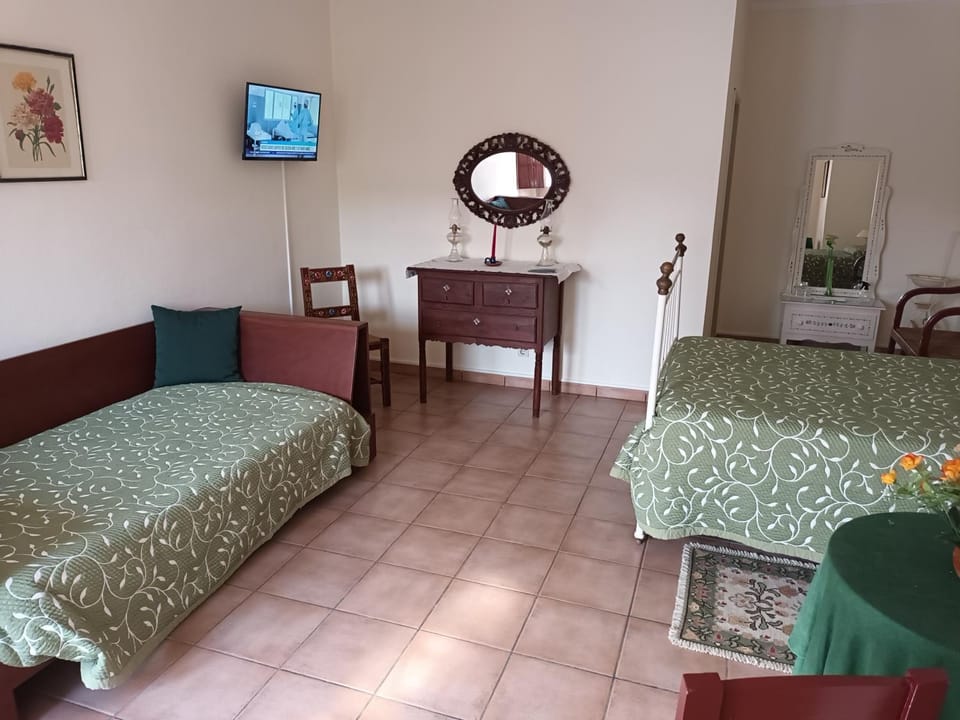 Bed, TV and multimedia, Photo of the whole room, Bedroom