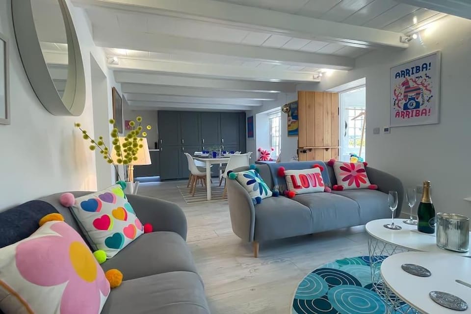 Living room, Seating area, Dining area, Beach, Seasons