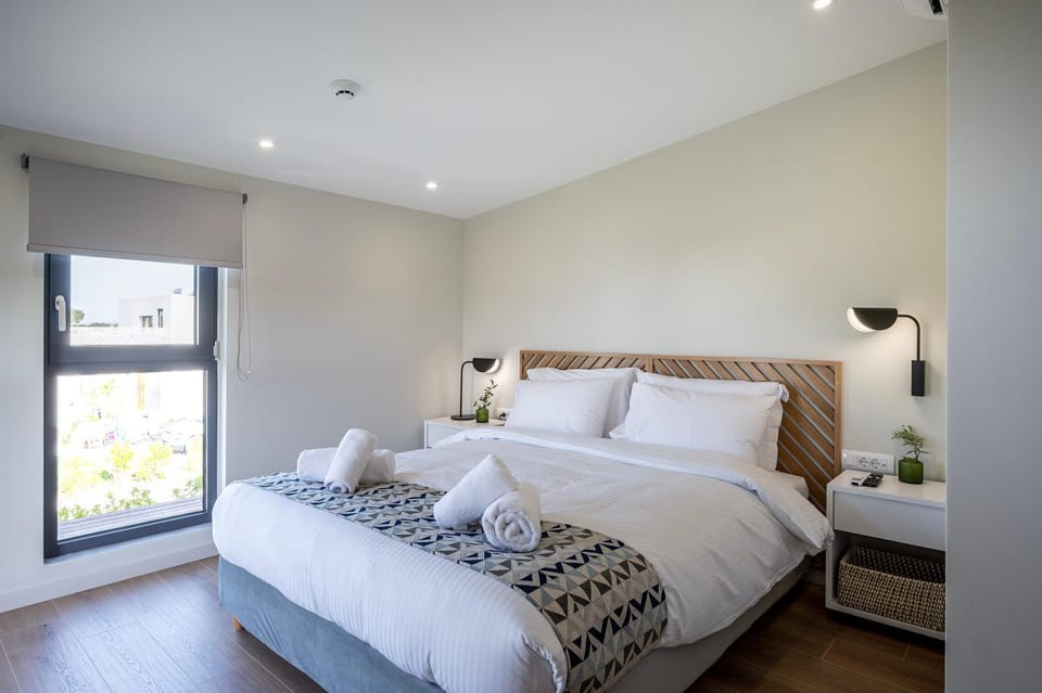 Bed, Photo of the whole room, Bedroom, towels