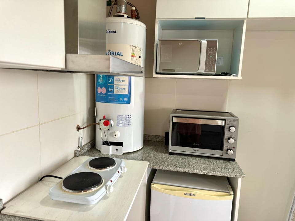 Kitchen or kitchenette, minibar, oven, toaster