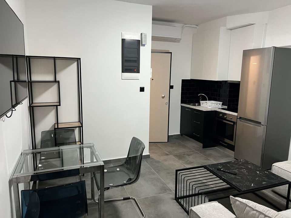 Kitchen or kitchenette, Seating area, air conditioner