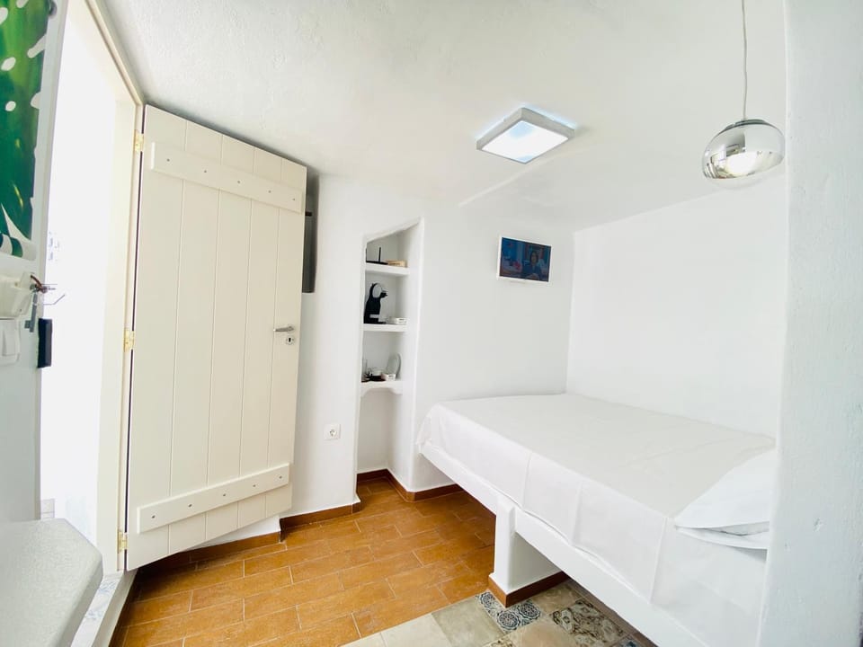 La Cueva Milos Apartment in Milos