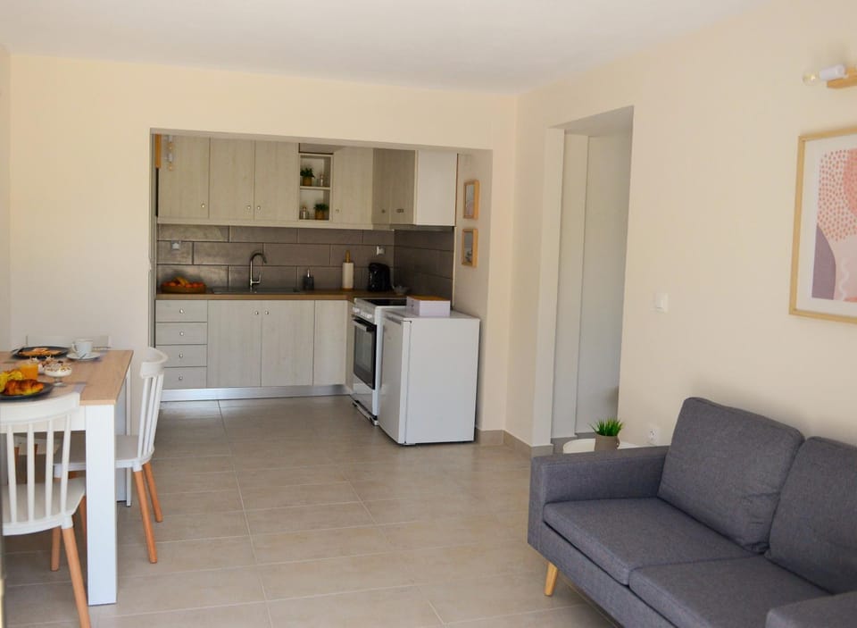 Kitchen or kitchenette, Seating area, Dining area