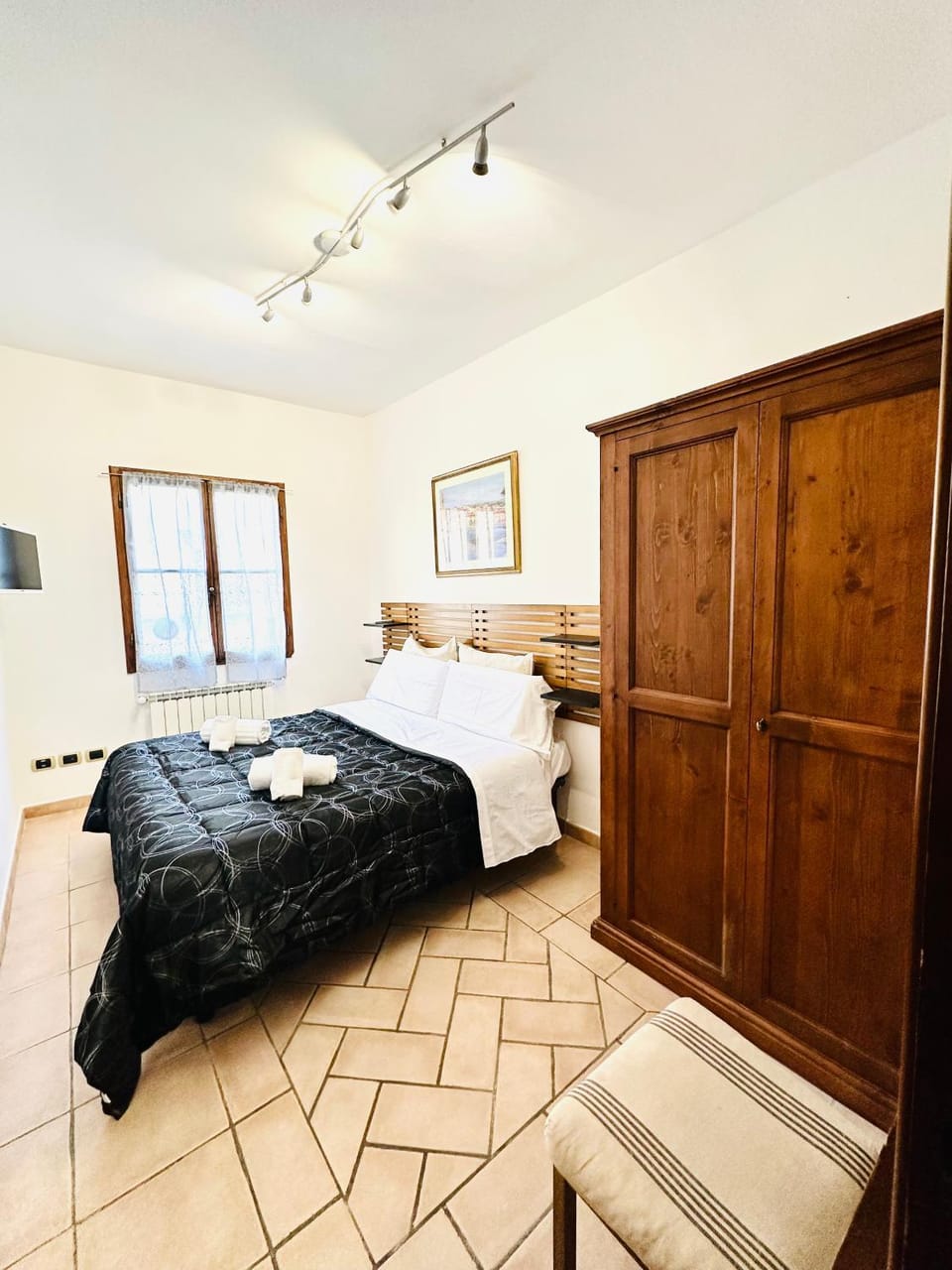 TV and multimedia, Photo of the whole room, Bedroom