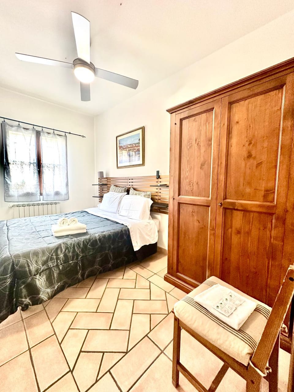 Photo of the whole room, Bedroom