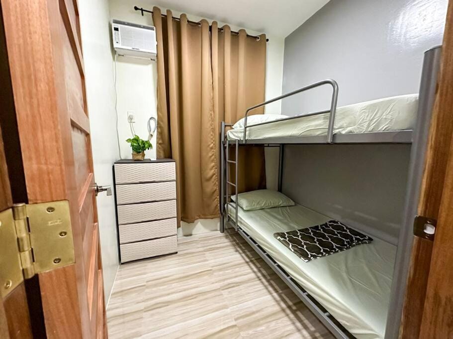 Bedroom, bunk bed