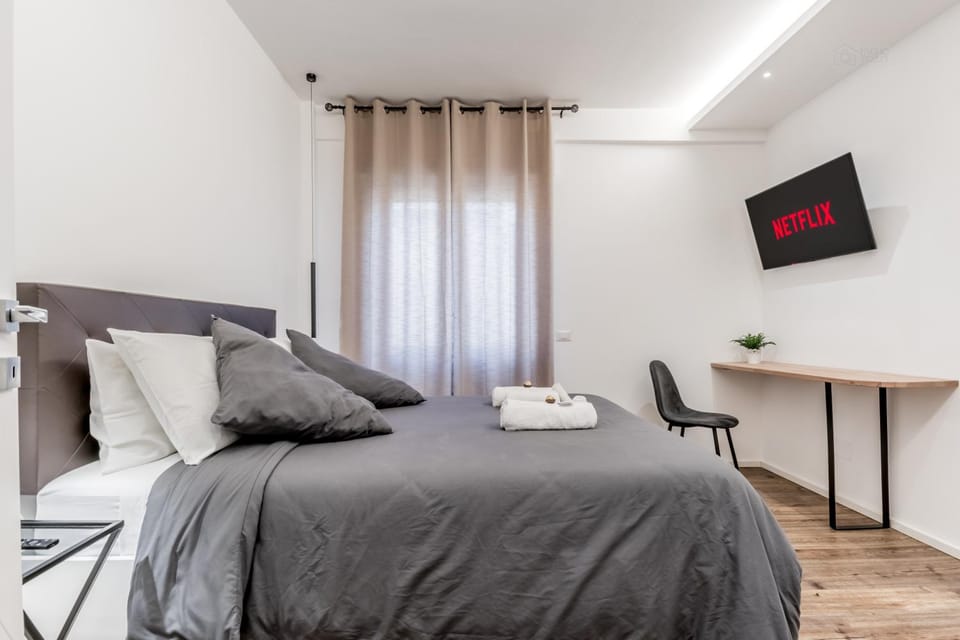 Bed, TV and multimedia, Photo of the whole room, Bedroom, hair dresser