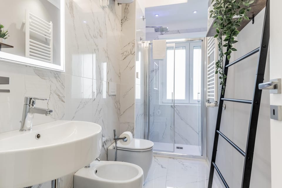 Shower, Toilet, Bathroom, Bath, bidet, towels