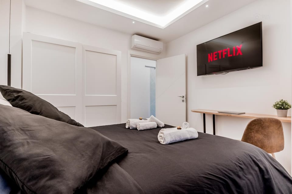 Bed, TV and multimedia, Living room, Photo of the whole room, Seating area, Bedroom, towels, air conditioner