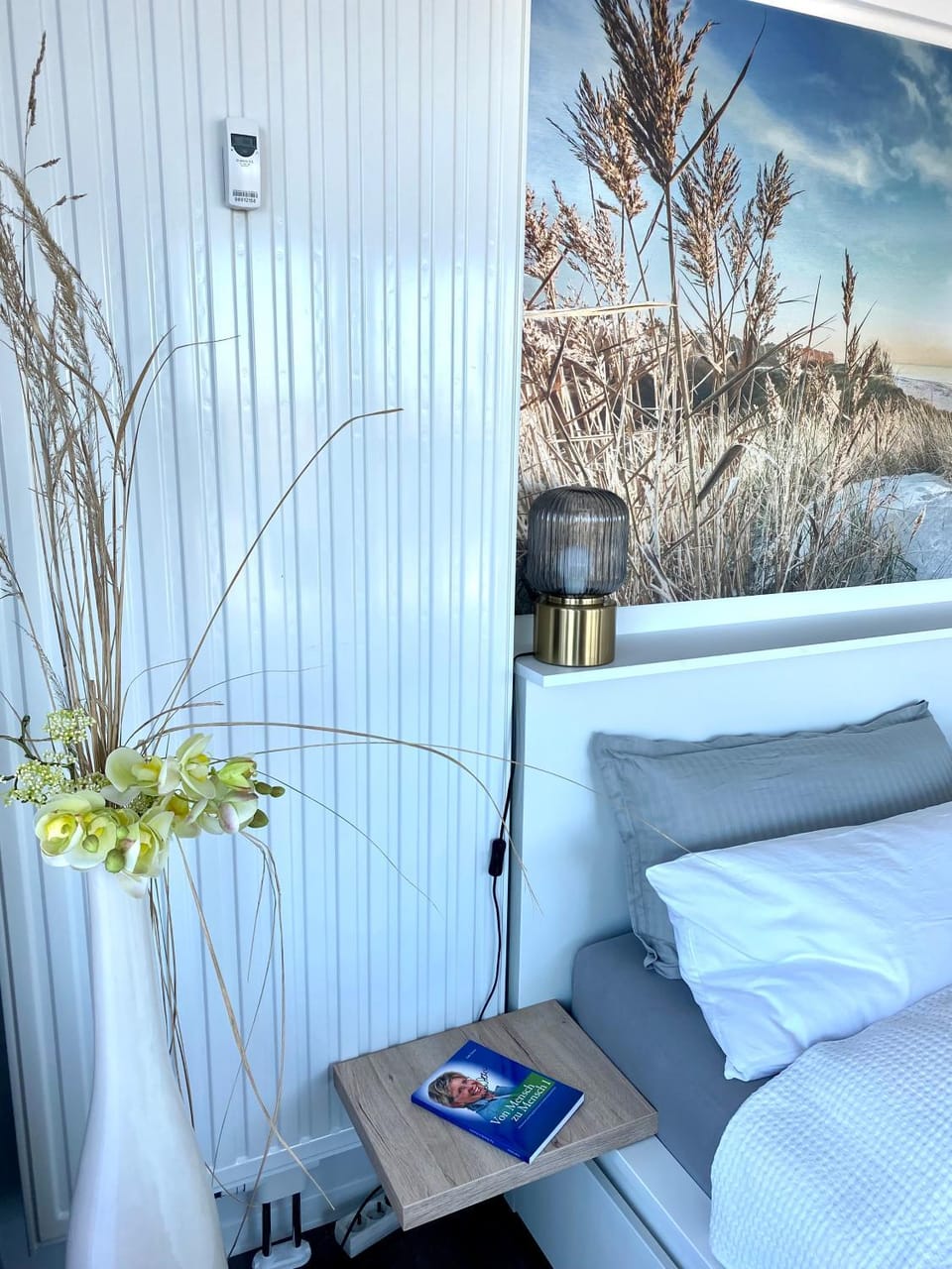 Bed, Living room, Photo of the whole room, Decorative detail