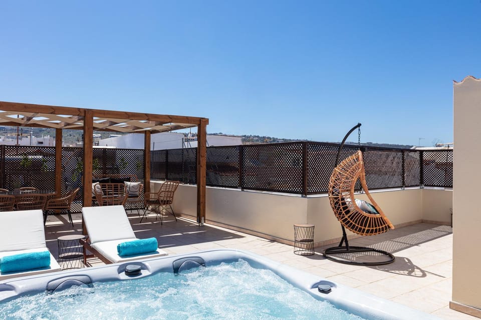 Day, Natural landscape, Hot Tub, View (from property/room), Balcony/Terrace, Living room, Seating area, Swimming pool, sunbed