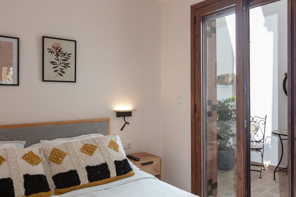 Bed, Photo of the whole room, Seating area, Bedroom