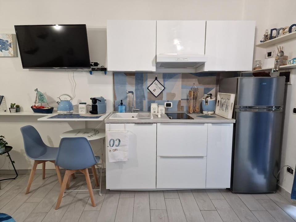 Coffee/tea facilities, Kitchen or kitchenette, stove