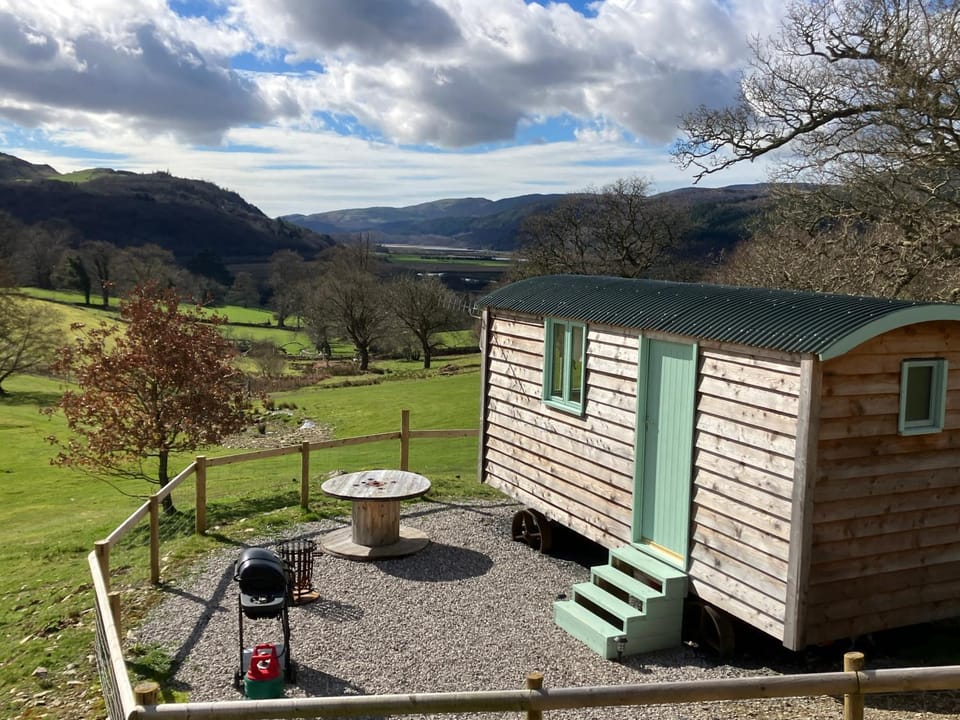 Shepherds hut Lowri Campground/ 
RV Resort in Wales