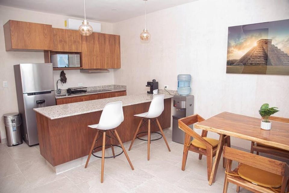 Kitchen or kitchenette, Dining area