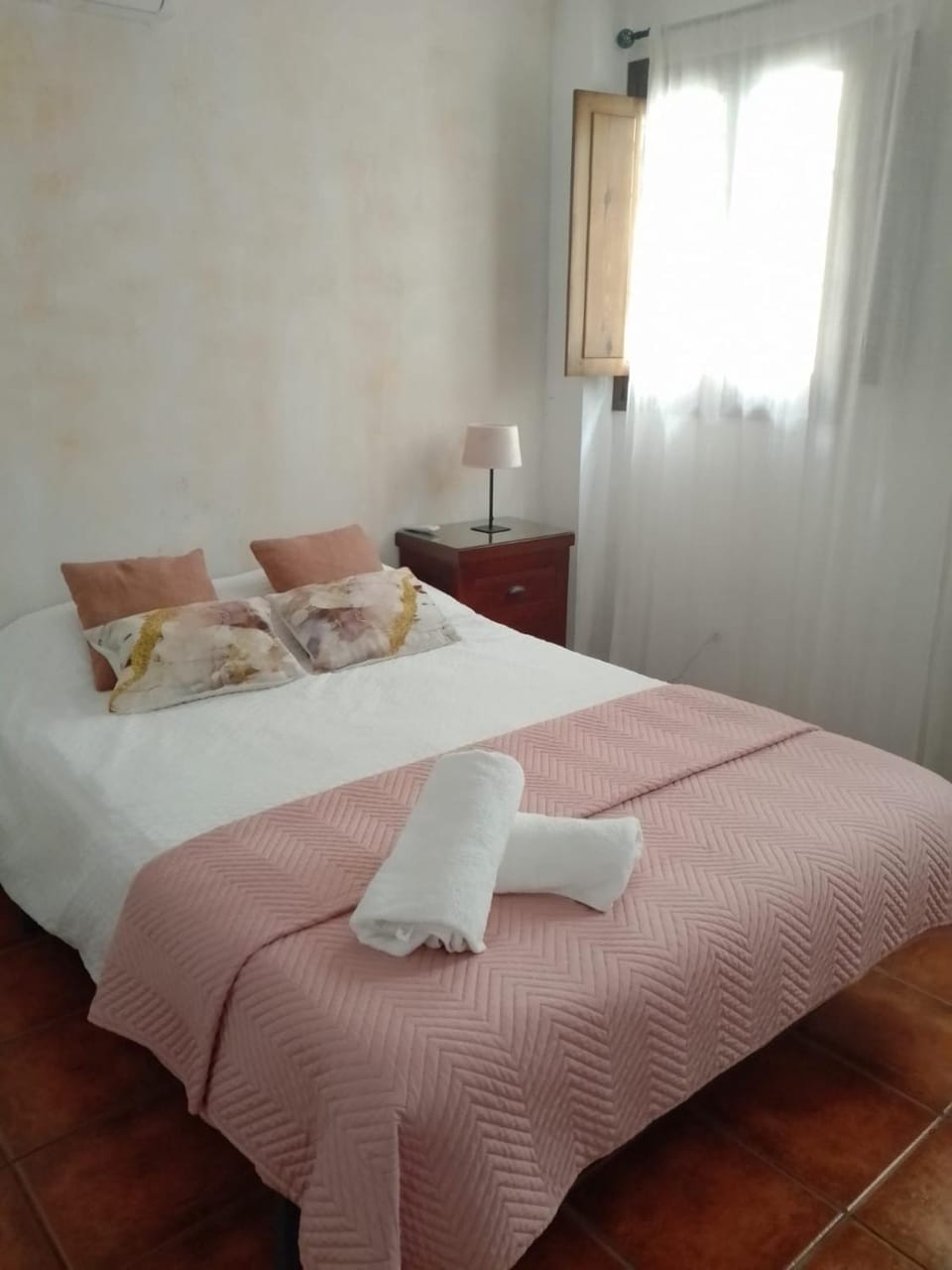 Bed, Decorative detail, air conditioner