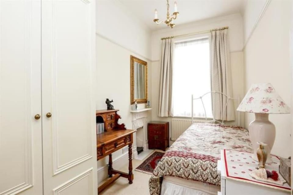 Large 3 bed flat in central Wimbledon Apartment in London