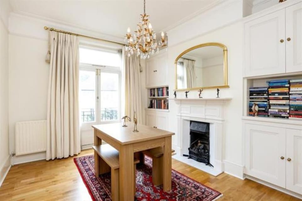 Large 3 bed flat in central Wimbledon Apartment in London