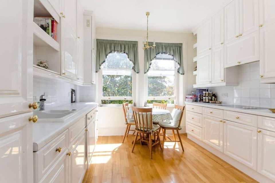 Large 3 bed flat in central Wimbledon Apartment in London