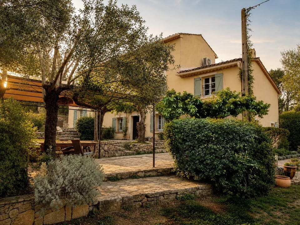 Charming, chic, secluded villa within walking distance from Lorgues Villa in Lorgues