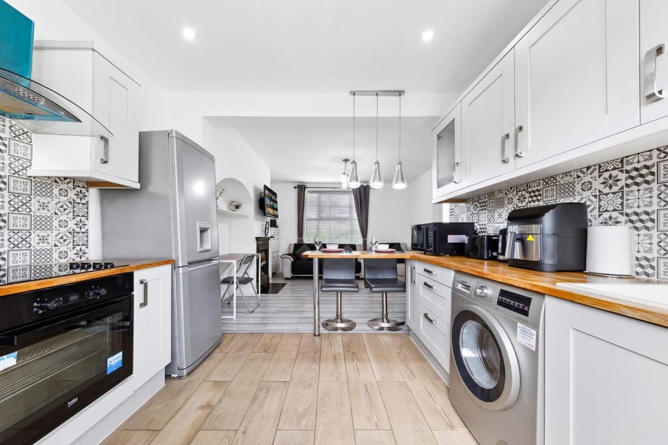 Kitchen or kitchenette, oven, toaster, washing machine