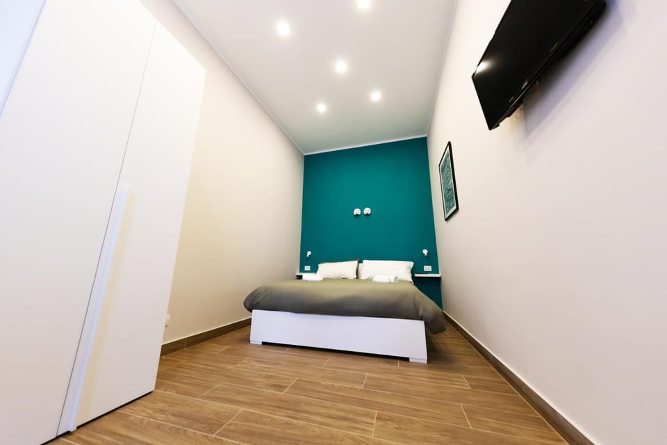 Bed, TV and multimedia, Photo of the whole room, Bedroom, towels