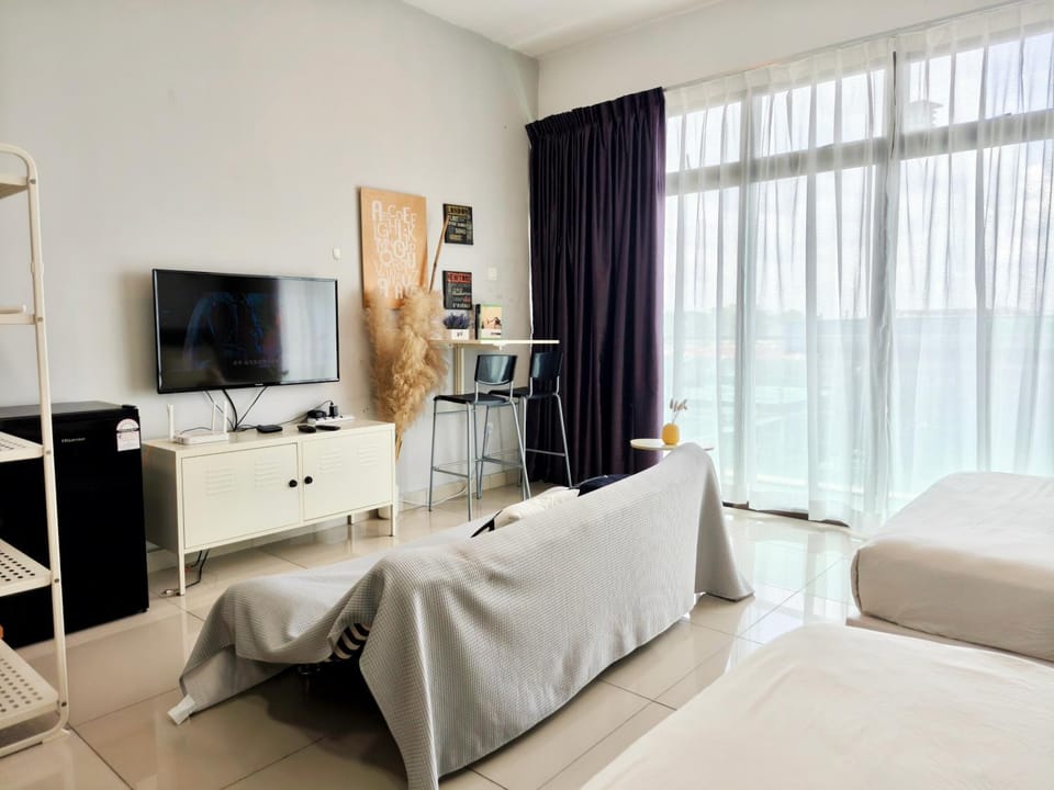 Palazio Mount Austin studio with Balcony 4 plus 1pax with TV box 5mins AEON 3a06 Apartment in Johor Bahru