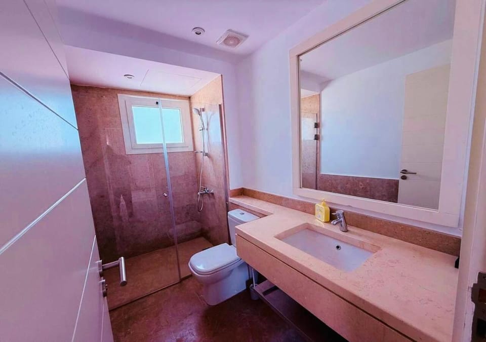 Shower, Toilet, Bathroom, Bath, towels