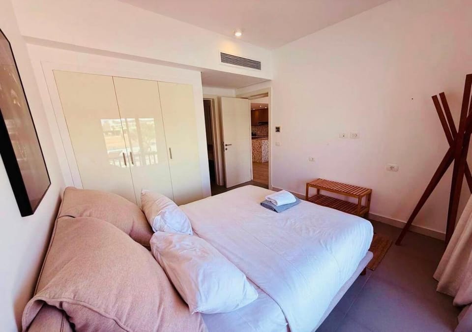 Bed, Photo of the whole room, Bedroom, air conditioner