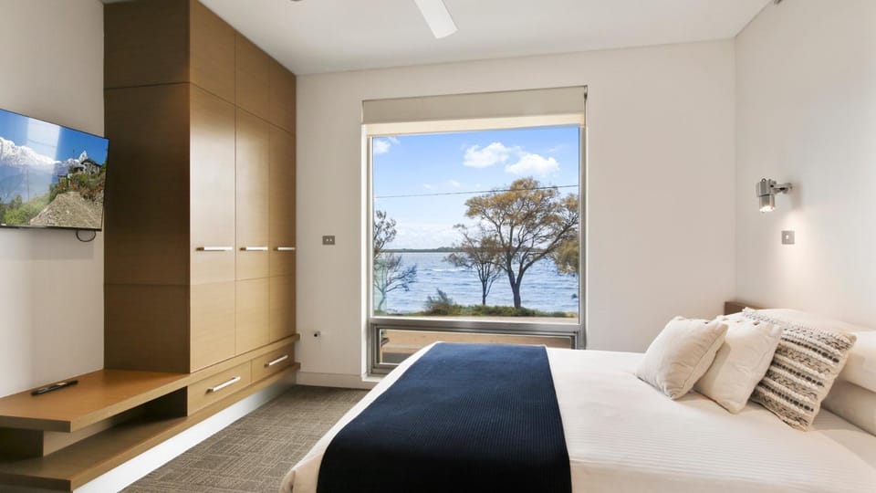 Bedroom, Lake view