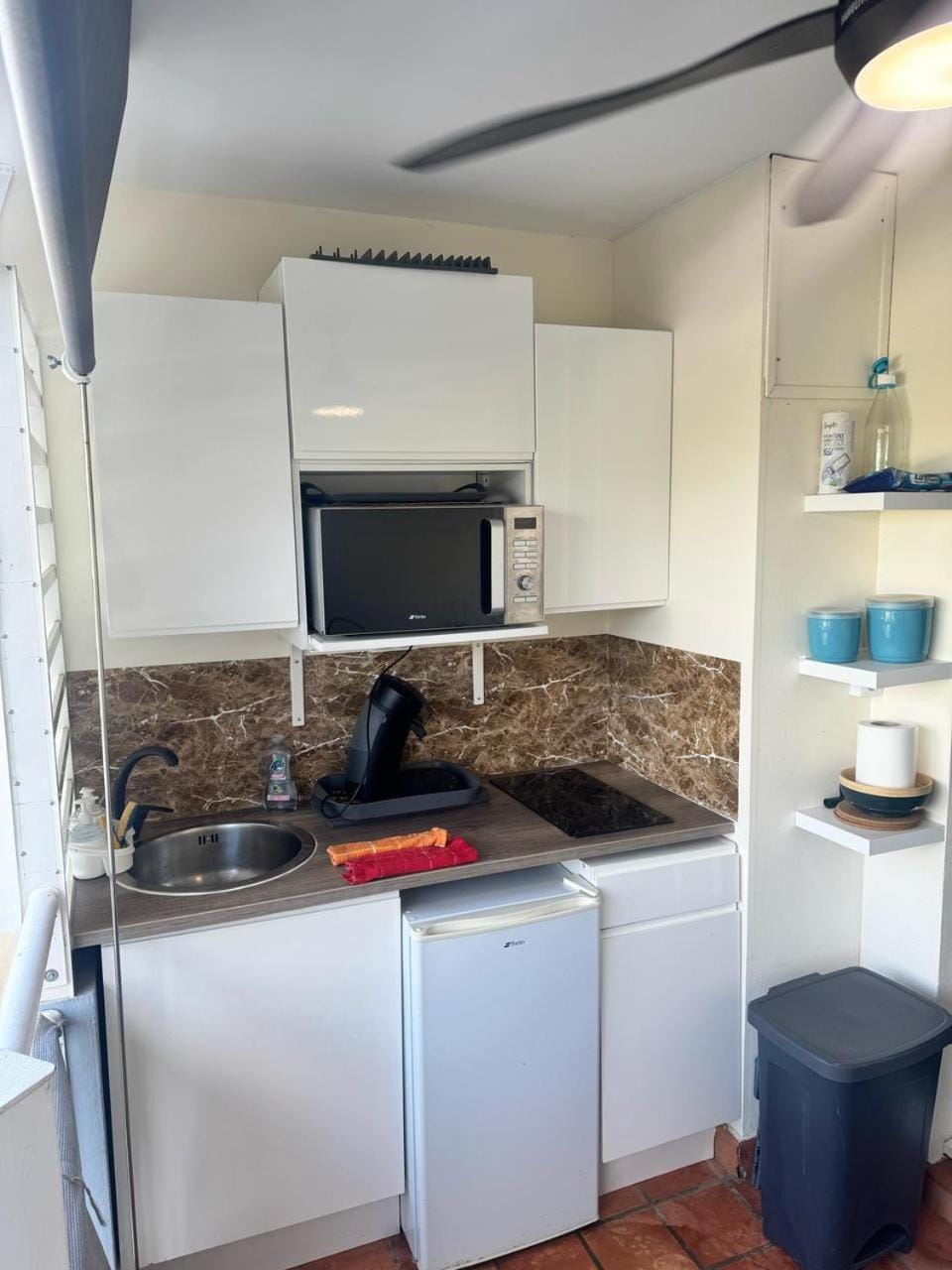 Kitchen or kitchenette, oven