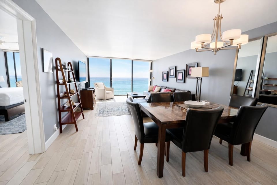 Ocean View Luxury Condo Oceanfront and Pool Apartment in Pacific Beach