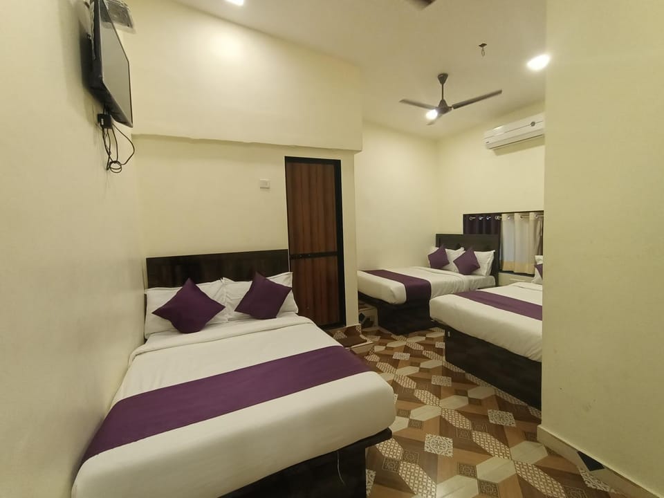 Bed, TV and multimedia, Photo of the whole room, Bedroom, fireplace, air conditioner