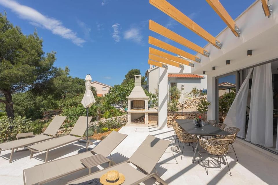 Property building, Patio, Spring, Day, BBQ facilities, Garden, View (from property/room), Balcony/Terrace, Living room, Seating area, Garden view, sunbed