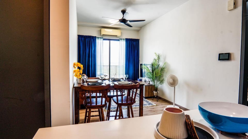 Living room, Seating area, Dining area, fireplace, air conditioner