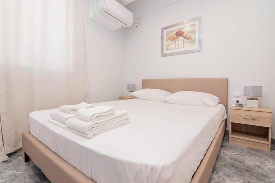 Bed, Bedroom, towels, air conditioner