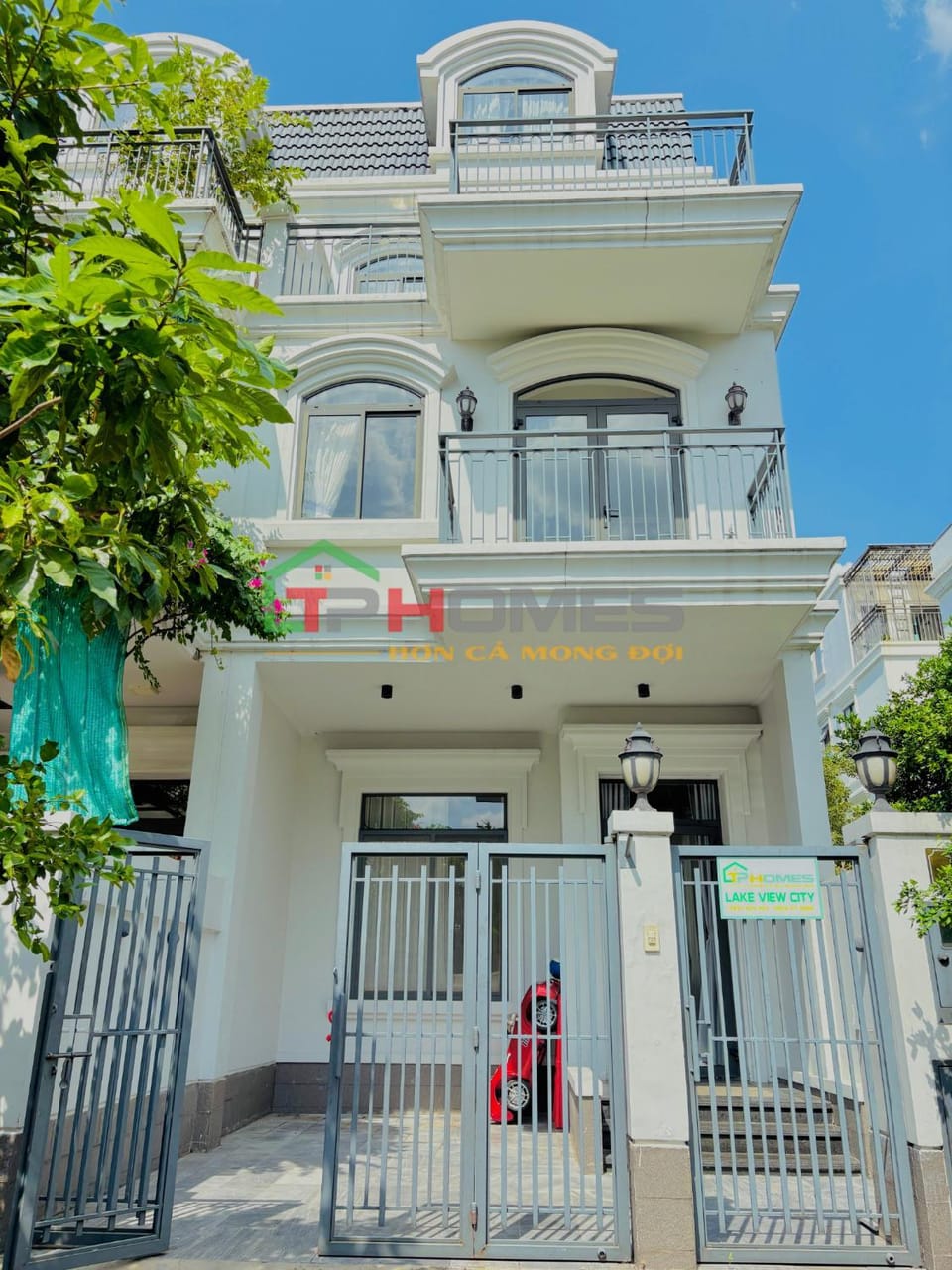 Facade/entrance
