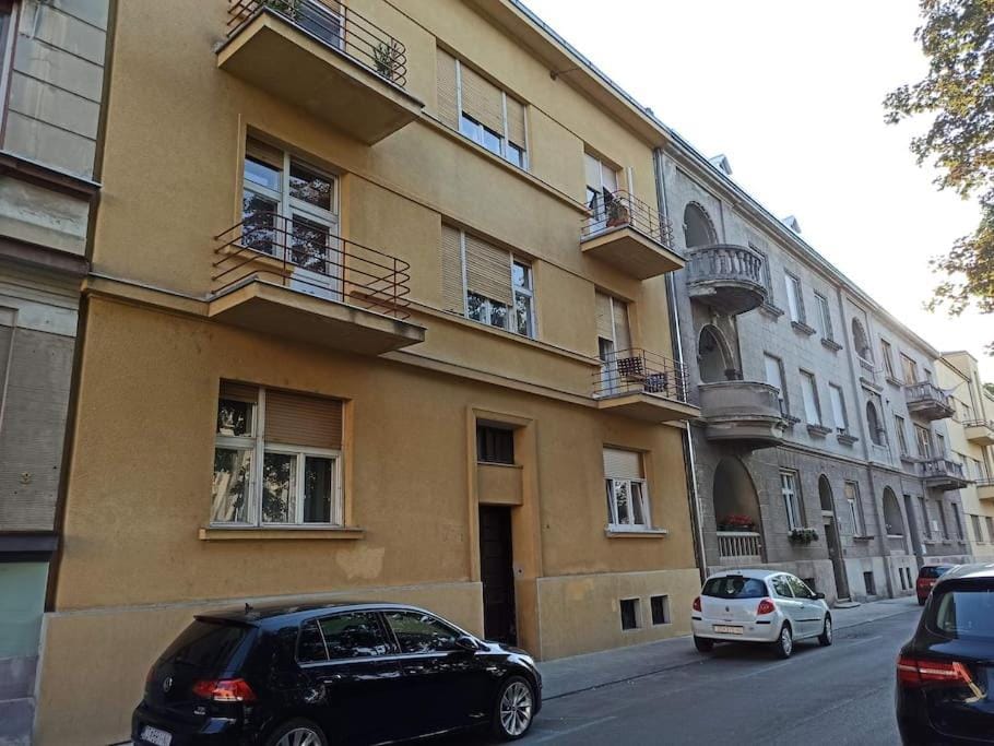 Property building, Neighbourhood, Parking