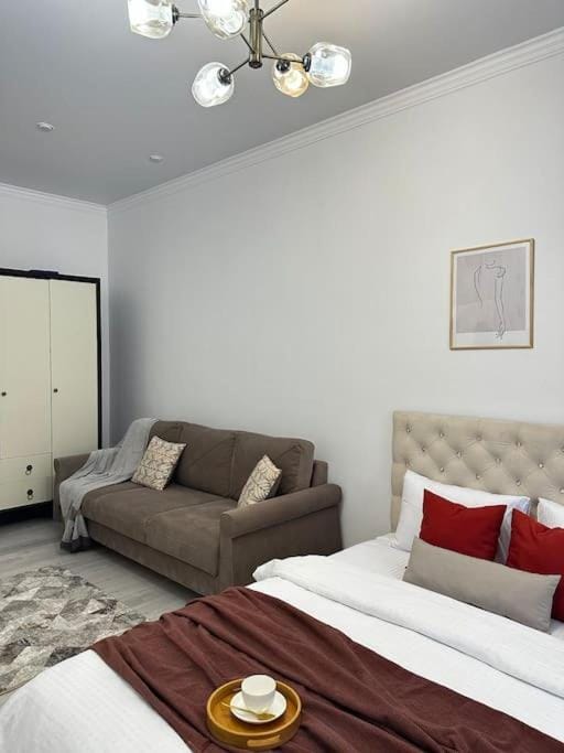Bed, TV and multimedia, Living room, Photo of the whole room, Seating area, Bedroom