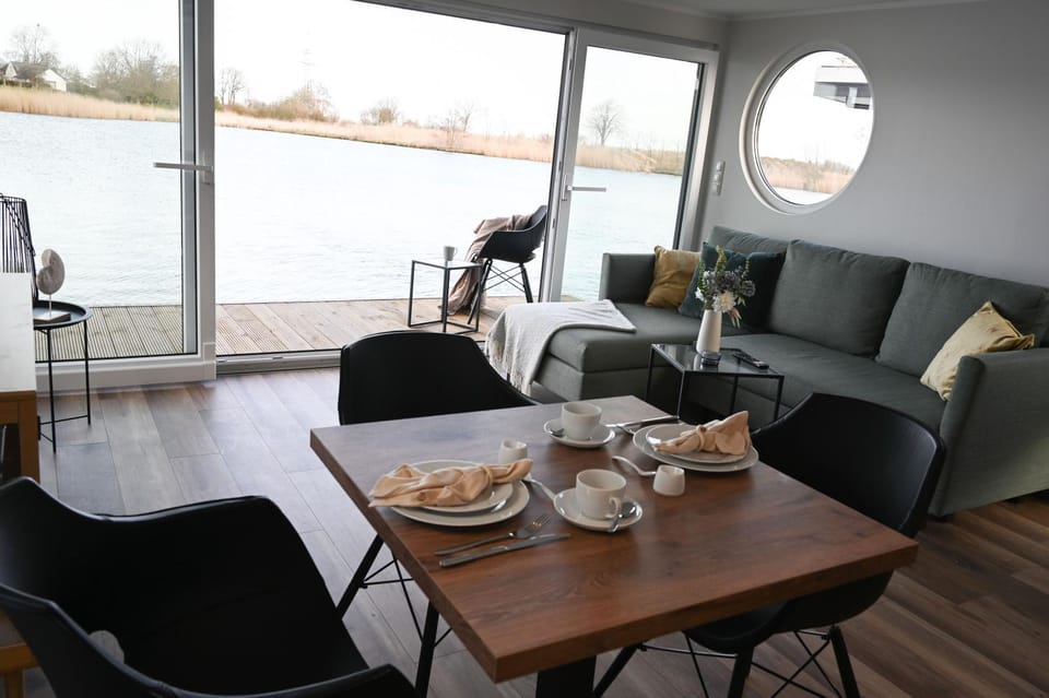 Hausboot Kajüte am Nixensteg Am Wangermeer mit Hund Docked boat in Wangerland